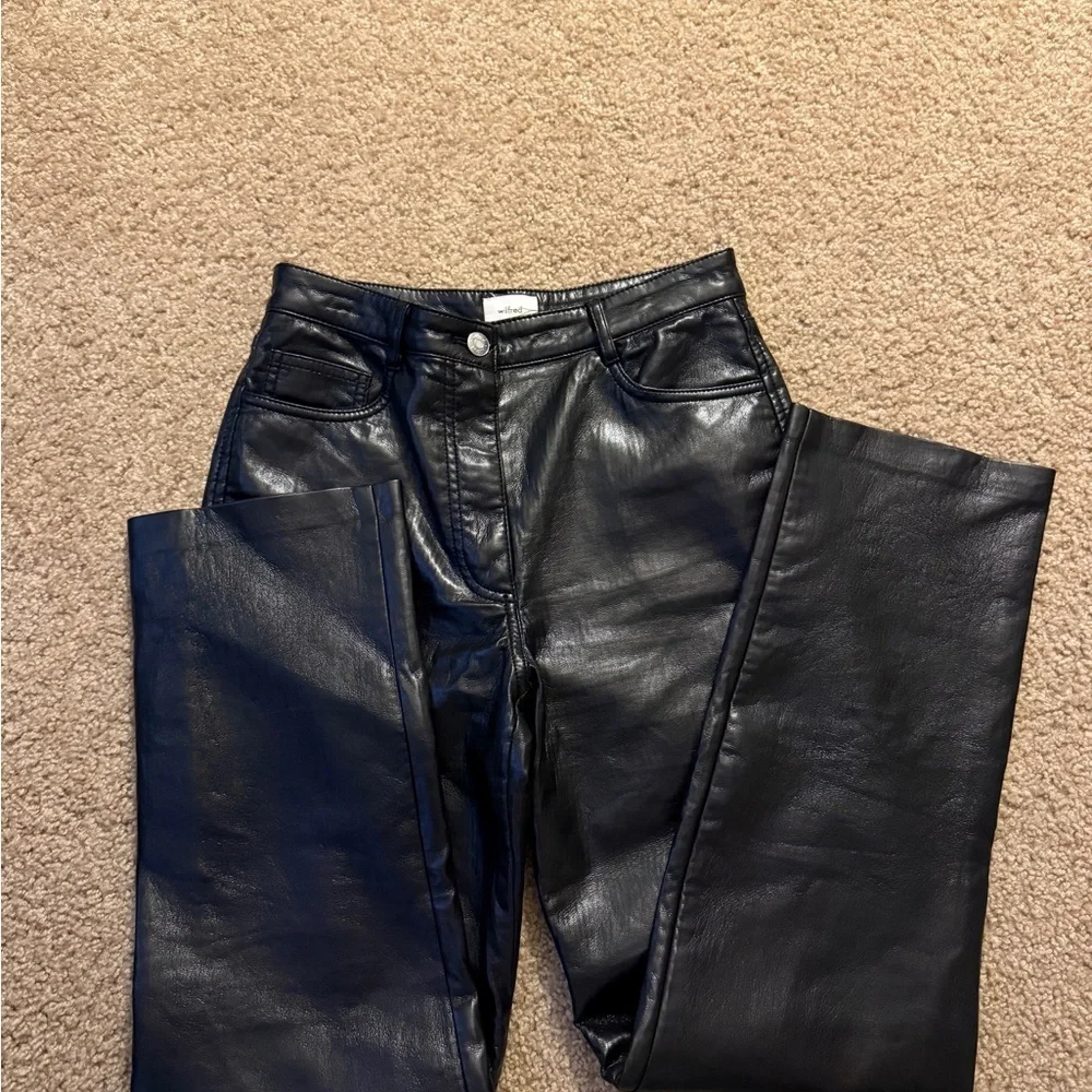 Wilfred sleek black